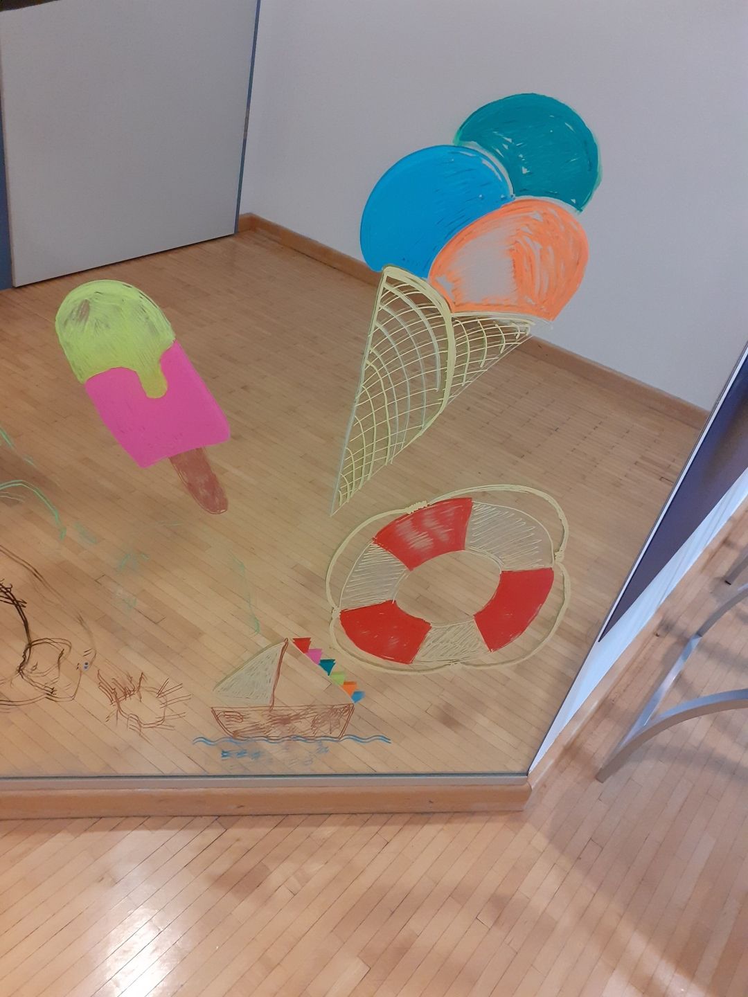 Angemalter Spiegel mit Eistüten