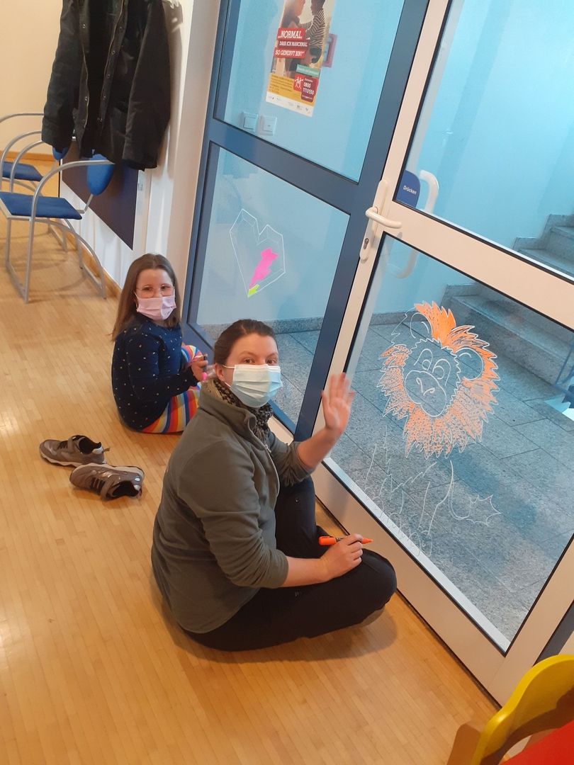 Bemalte Glasscheibe - Löwe und Herz