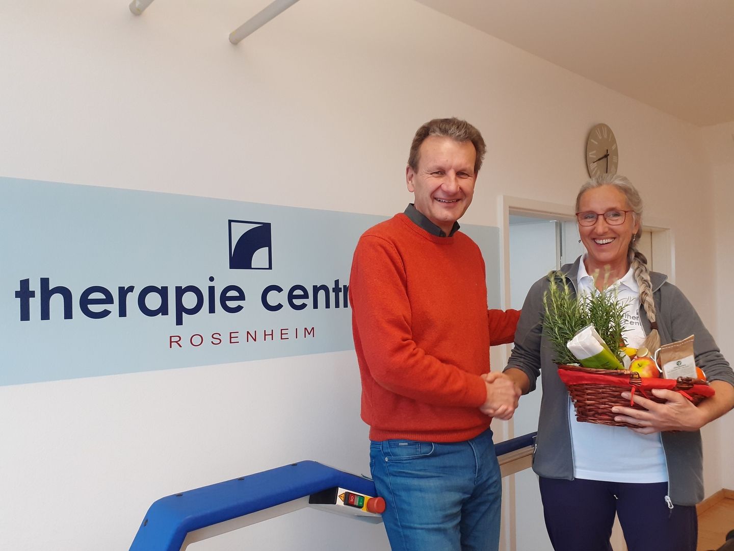 Claudia bekommt einen Geschenkkorb überreicht