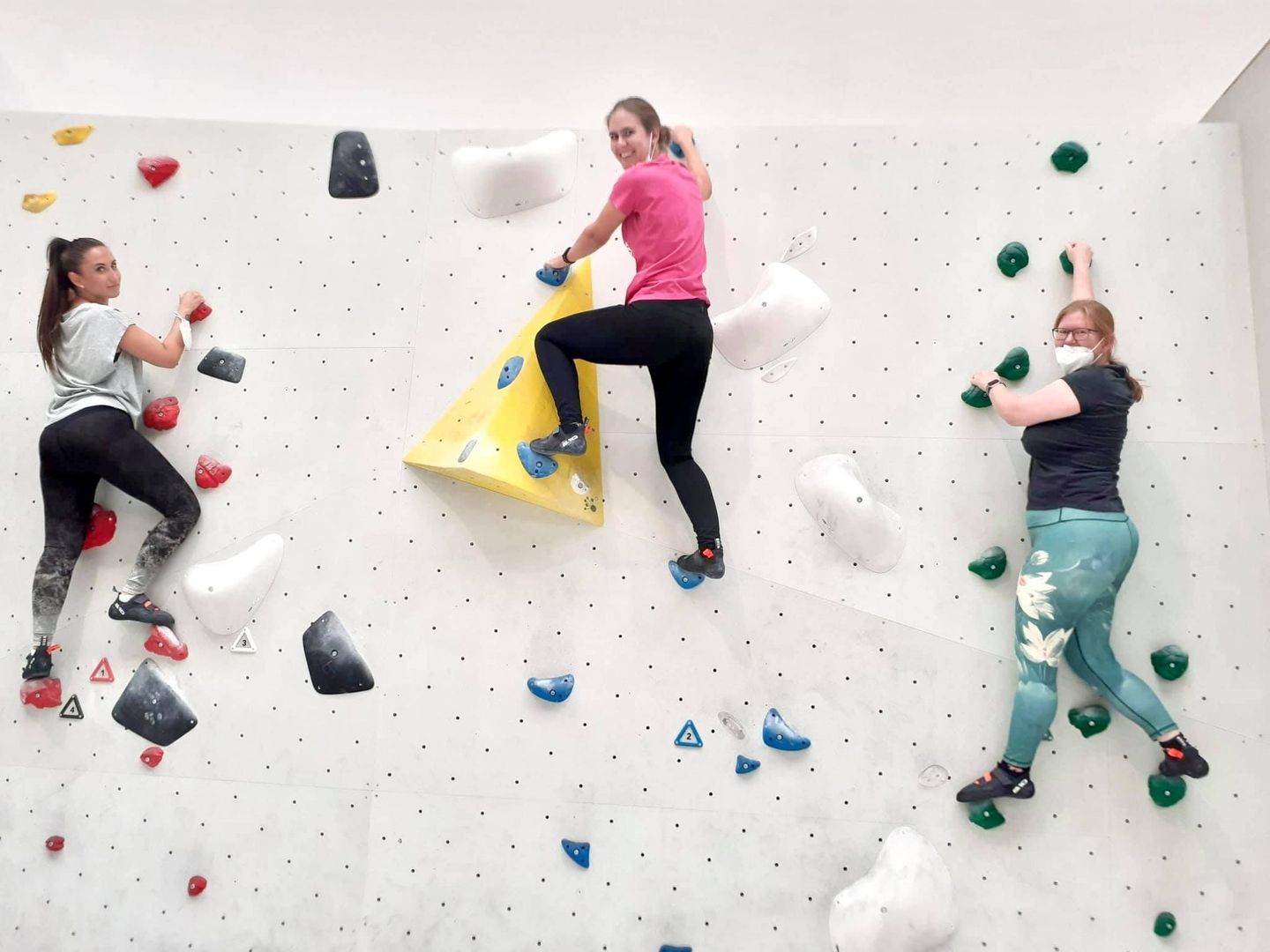 Das Team an einer Kletterwand