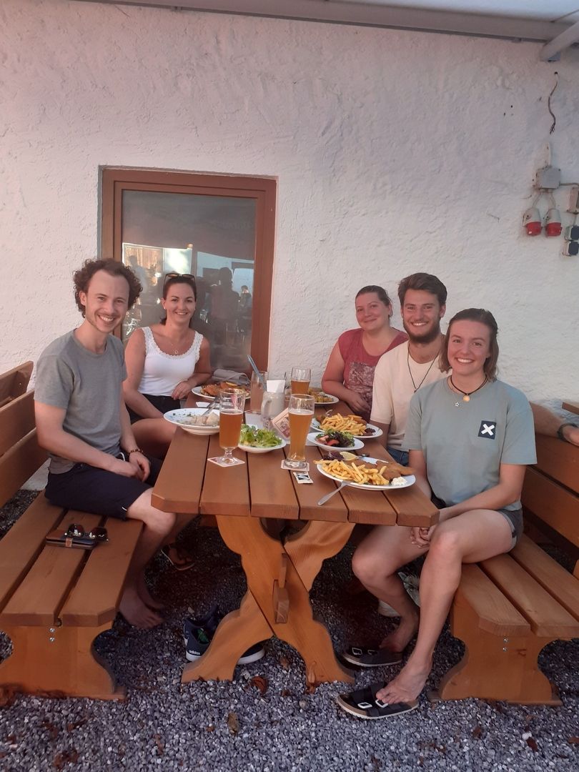 Das Team sitzt zusammen am Tisch