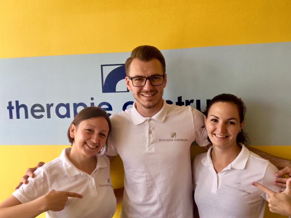 Glückliche Mitarbeiter mit neuen Shirts