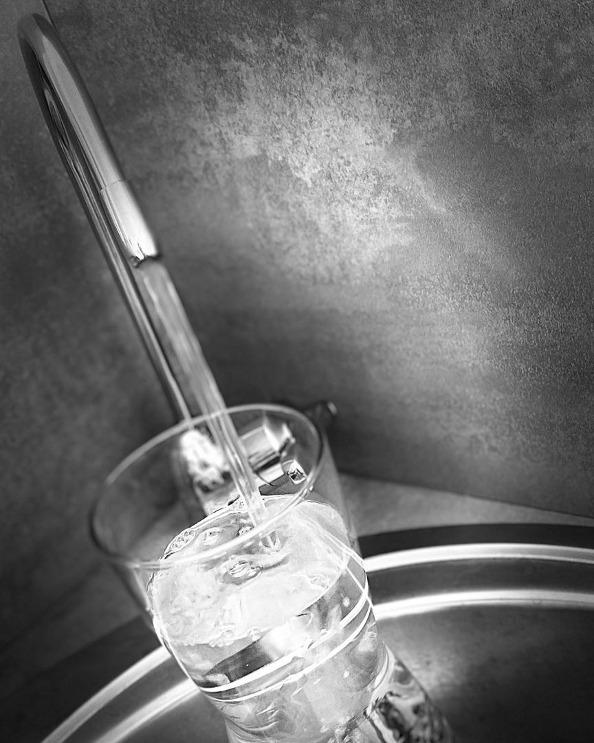 Wasser wird in ein Glas gefüllt