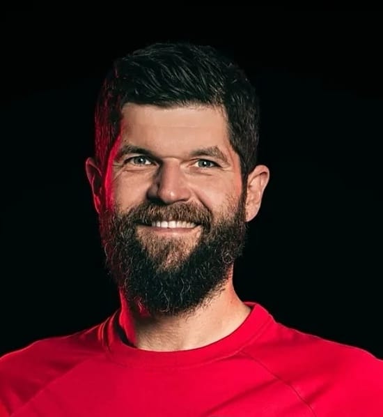 Mann mit rotem T-Shirt