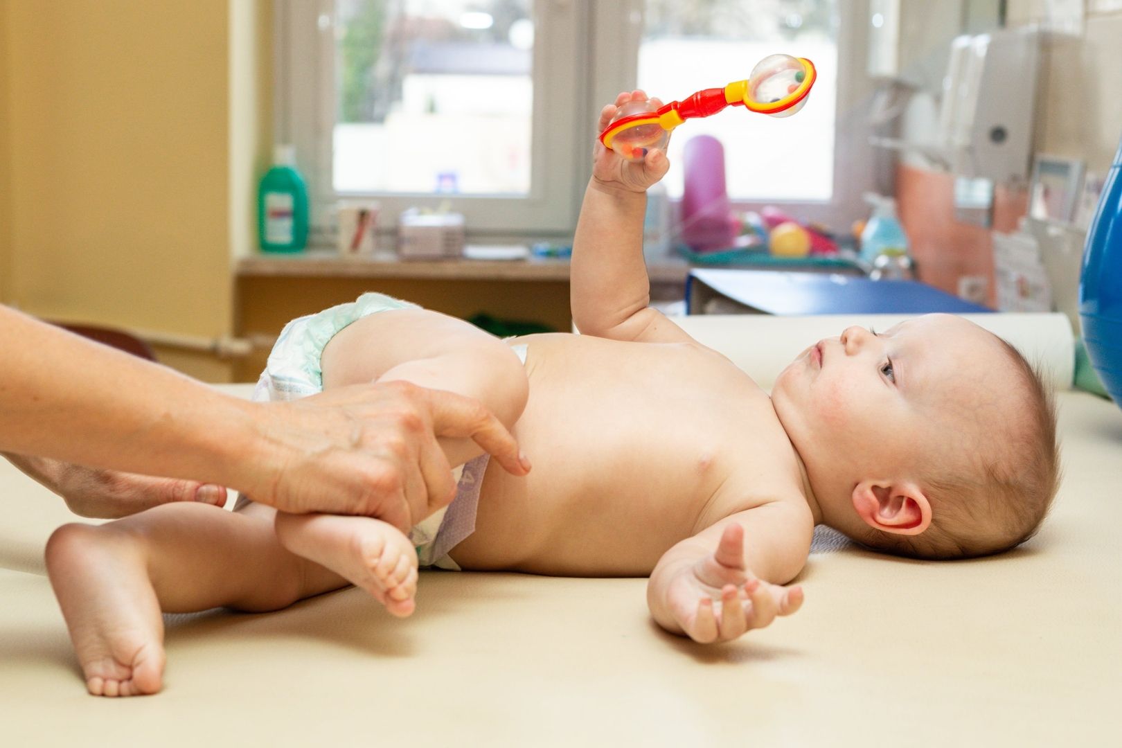Baby wird von Therapeutin behandelt